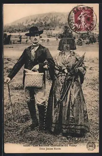 AK Velay, Les Anciennes Costumes, Deux Jeunes Mariés