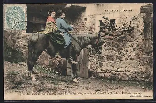 AK Le Couple à Cheval, Jeunes Montagnards de la Haute-Loire, Paar sitzt auf einem Pferd