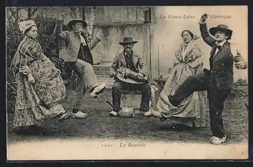 AK Pyrenäen / Pyrénées, Bourree Aveyronnaise, Tänzer in Tracht, Drehleierspieler
