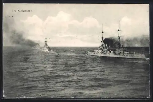 AK Kriegsschiffe fahren im Kielwasser