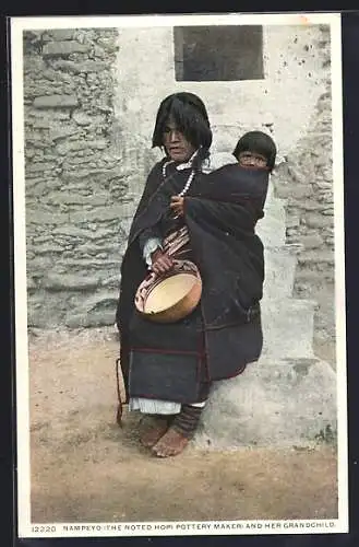 AK Nampeyo The noted Hopi Pottery Maker and her Grandchild, Indianische Töpferin mit Kind