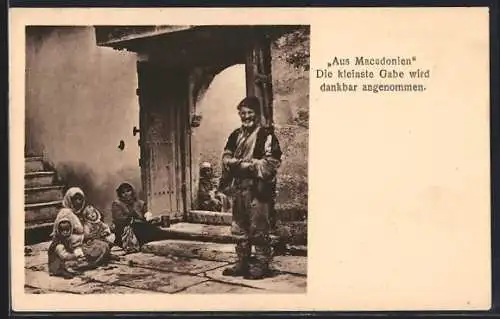 AK Macedonien, Die kleinste Gabe wird dankbar angenommen, Sinti und Roma / Zigeuner vor einem Haus
