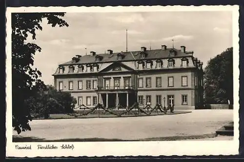 AK Neuwied, Fürstliches Schloss mit Vorplatz