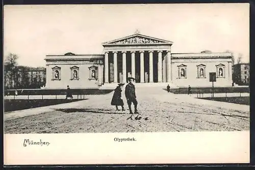 AK München, Glyptothek mit Vorplatz und Passanten