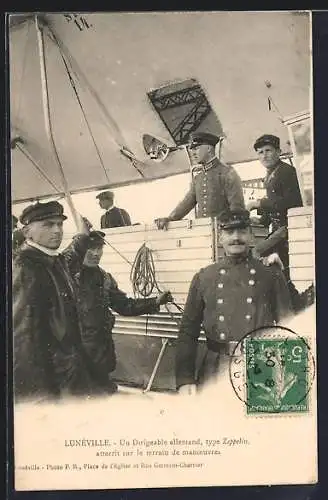 AK Lunéville, Un Dirigeable allemaand, type Zeppelin, atterrit sur le terrain de manoeuvres
