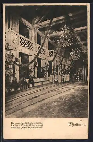 AK Wieliczka, Bahnhof Graf Goluchowski, Innenansicht mit Weihnachtsschmuck und Mitarbeitern