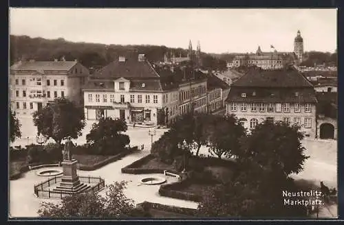 Foto-AK Neustrelitz, Marktplatz mit Denkmal