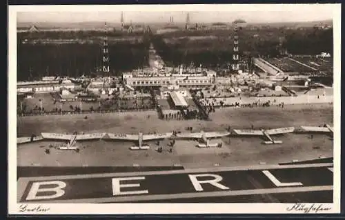 AK Berlin, Flughafen mit aufgereihten Propellerflugzeugen, Fliegeraufnahme