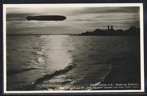 AK Friedrichshafen, Abend am Bodensee, Das Luftschiff LZ 127 Graf Zeppelin kommt von einer Fahrt zurück