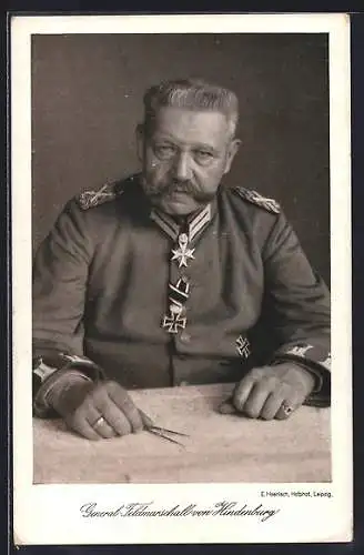 AK Paul von Hindenburg misst Entfernungen auf einer Karte