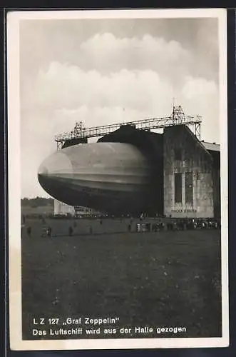AK LZ 127 Graf Zeppelin, Das Luftschiff wir aus der Halle gezogen