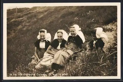 AK Walcheren, In de Walchersche Duinen, Junge Mädchen in Tracht
