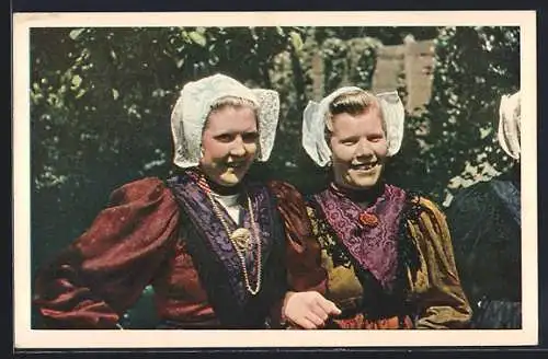 AK Gooi en Eem, Zwei Niederländerinnen in Trachtenkleidung
