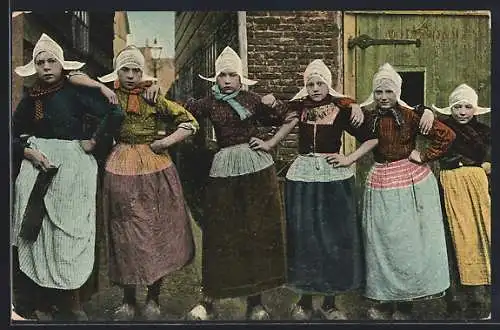 AK Volendam, Niederländische Frauen in Holzschuhen