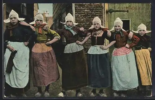 AK Volendam, Niederländische Frauen in Holzschuhen