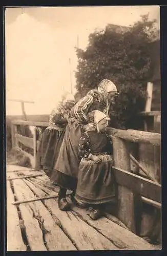 AK Marken, The Boat passes by, Niederländerin mit zwei Kindern