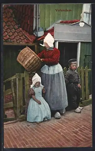 AK Volendam, Niederländerin mit zwei Kindern
