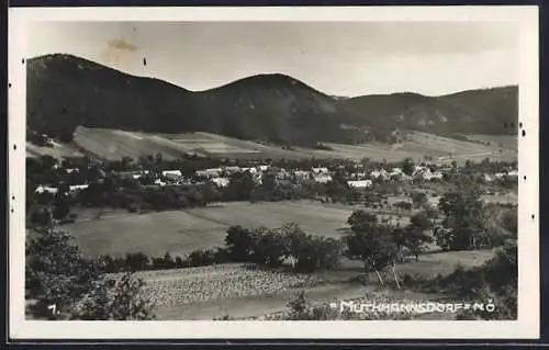 AK Muthmannsdorf /N. Ö., Gesamtansicht mit Umgebung aus der Vogelschau