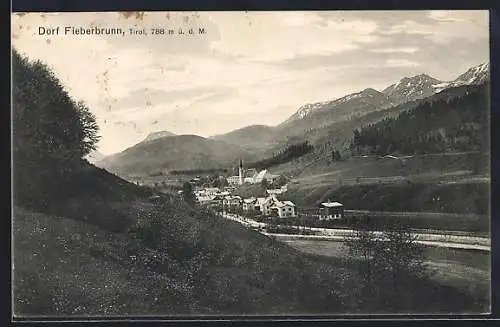 AK Fieberbrunn /Tirol, Ortsansicht mit Bergen
