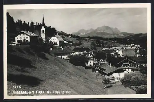 AK Fieberbrunn /Tirol, Ortsansicht mit Kaisergebirgszug