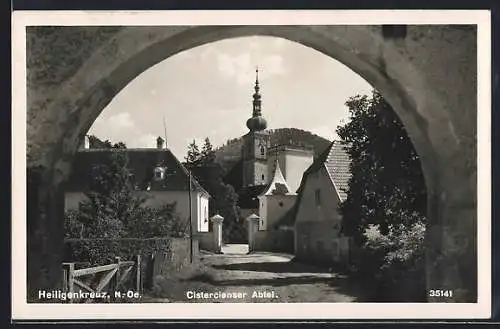 AK Heiligenkreuz /N. Ö., Cistercienser Abtei mit Zufahrt