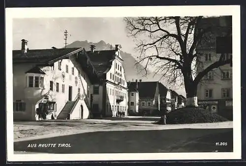 AK Reutte, Strassenpartie mit Eisenhandlung von Ed. Pacher