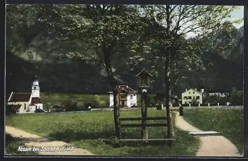 AK Absam bei Hall, Ortspartie mit Weggabelung und Bildstöckl zwischen jungen Bäumen