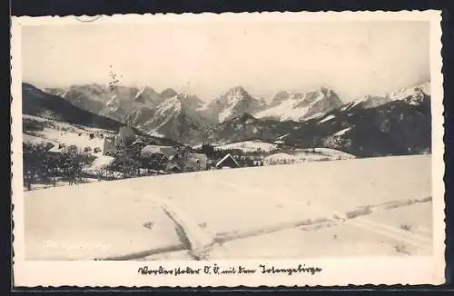 AK Vorderstoder /O. Ö., Verschneite Ortsansicht mit dem Totengebirge