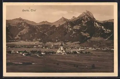 AK Reutte /Tirol, Gesamtansicht mit Bergpanorama