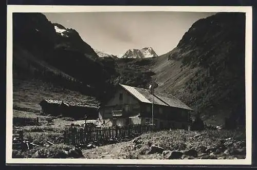AK Neustift im Stubaital, Mutterbergeralm, Hof mit Berglandschaft
