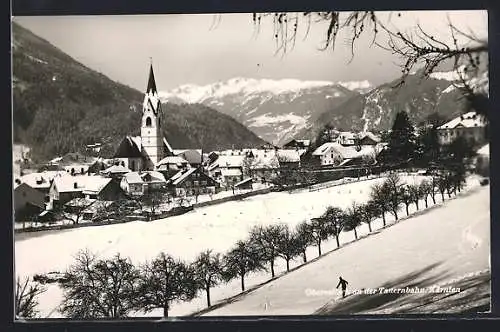 AK Obervellach an der Tauerbahn, Verschneite Ortsansicht mit Skifahrer
