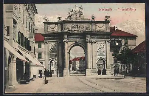 AK Innsbruck, Triumphpforte mit Strassendurchblick