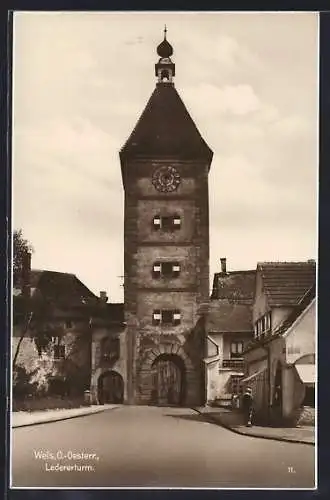 AK Wels /O. Ö., Ledererturm mit Strasse