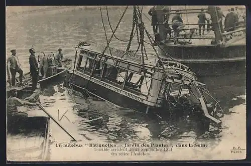 AK Autobus wird aus der Seine geholt 1911