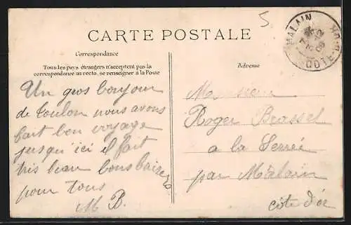 AK Toulon, Frau mit Blumen im Luftschiff Zeppelin