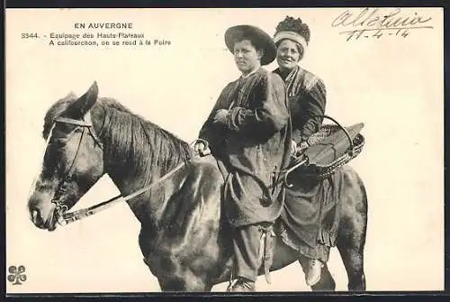 AK Auvergne, Equipage des Hauts-Plateaux, A califourchon, on se rend à la Foire
