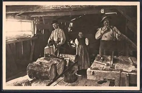 AK Schindelmacher, Holzfäller in einer Hütte bei der Arbeit