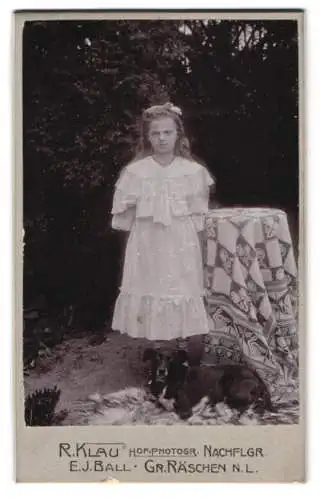 Fotografie R. Klau, Gross Räschen, junges Mädchen im weissen Kleid mit schwarzen Hund auf Fell