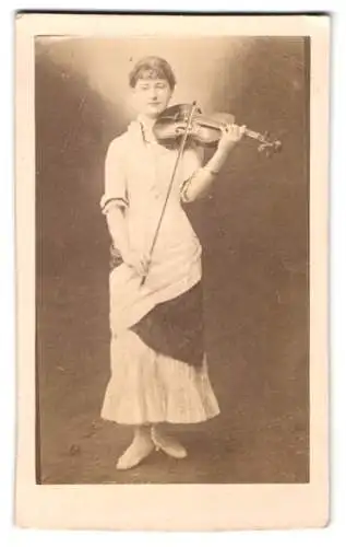 Fotografie italienische Violinistin Teresina Tua mit 15 Jahren samt ihrer Violine