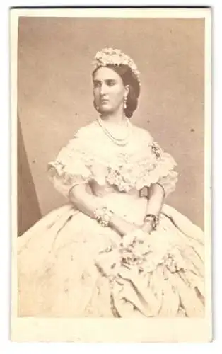 Fotografie Portrait Charlotte von Belgien, Kaiserin von Mexiko im schultefreien Kleid mit Schmuck