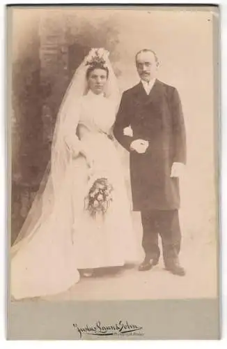 Fotografie Justus Laun & Sohn, Sachsenhausen, Hochzeitspaar im Brautkleid und Anzug mit Brautstrauss