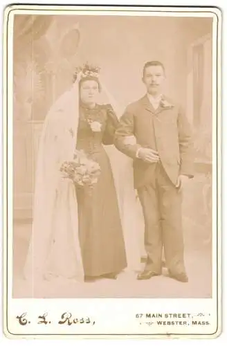 Fotografie C. L. Ross, Webster / Mass., amerikanisches Brautpaar im schwarzen Hochzeitskleid mit Schleier