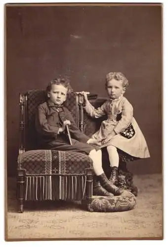 Fotografie unbekannter Fotograf und Ort, niedliche Kinder Otto und Adolf von Stein im Anzug und im Kleid halten Händchen