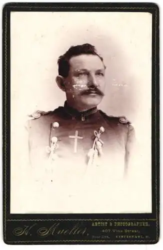 Fotografie H. Mueller, Cincinnati / OH, amerikanischer Feldgeistlicher in Uniform mit Kruzifix