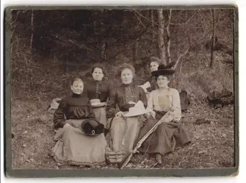 Fotografie unbekannter Fotograf und Ort, Jägerinnen mit Flinte und Ledertasche