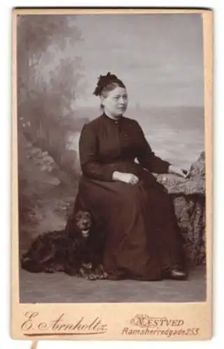 Fotografie E. Arnholtz, Naestved, dänische Dame mit ihrem schwarzen Hund zu Füssen