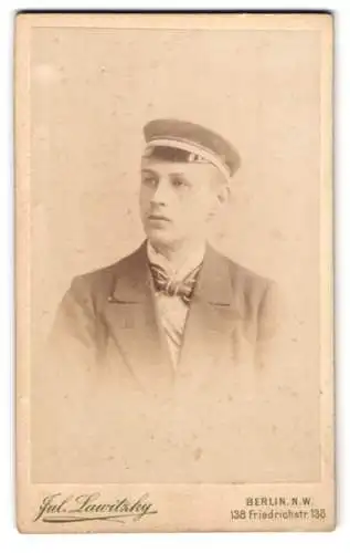 Fotografie Jul. Lawitzky, Berlin, junger Student R. Feike im Anzug mit Couleur und Schirmmütze, 1899