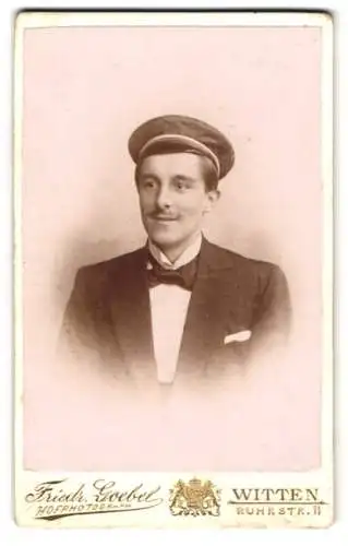 Fotografie Friedr. Goebel, Witten / Ruhr, Student der Medizin Franz Göckeler im Anzug mit Couleur an Schirmmütze, 1898