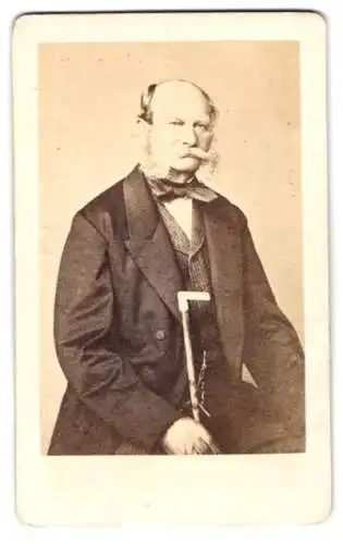 Fotografie Portrait Kaiser Wilhelm I. von Preussen im Anzug mit Flanierstock
