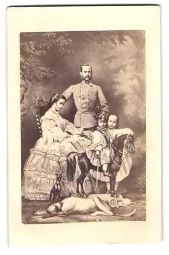 Fotografie Kaiserin Elisabeth von Österreich Sissi und Franz-Joseph von Österreich mit Töchtern, nach einem Gemälde